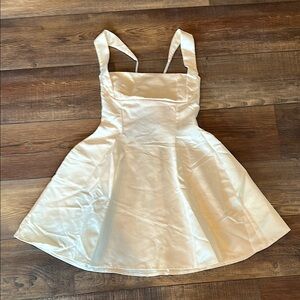 NWOT sweet ivory dress with pretty back M